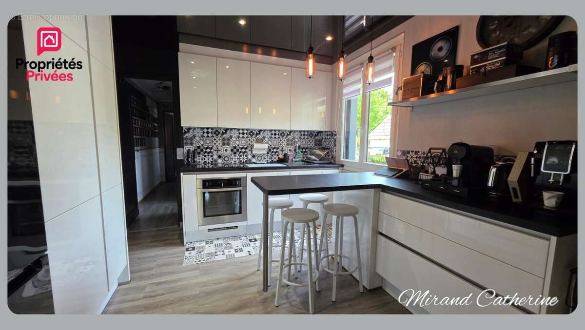 Maison de charme rénovée avec vaste suite parentale et deux garages - photo 3