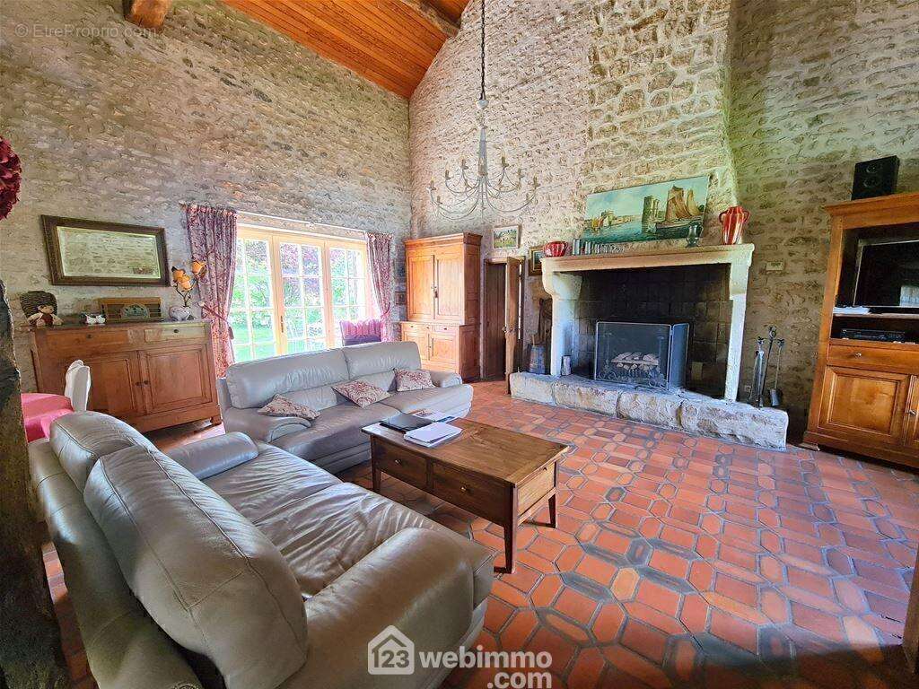 Voici le séjour avec sa superbe cheminée. - Maison à MILLY-LA-FORET