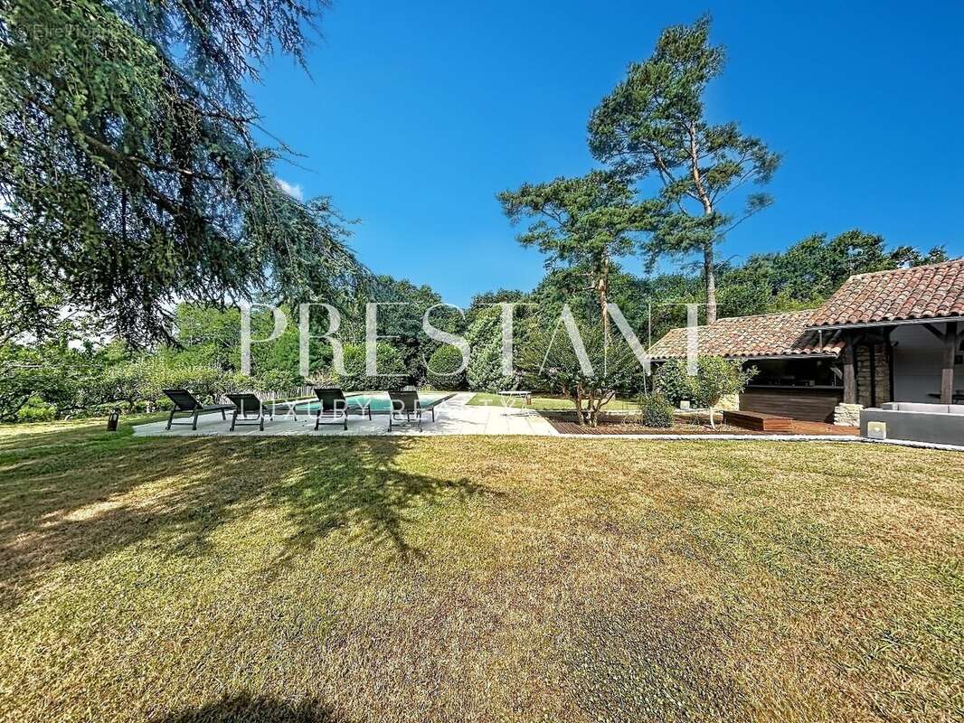 Maison familiale de 450 m2  avec piscine sur 3 hectares à Bidart - photo 2