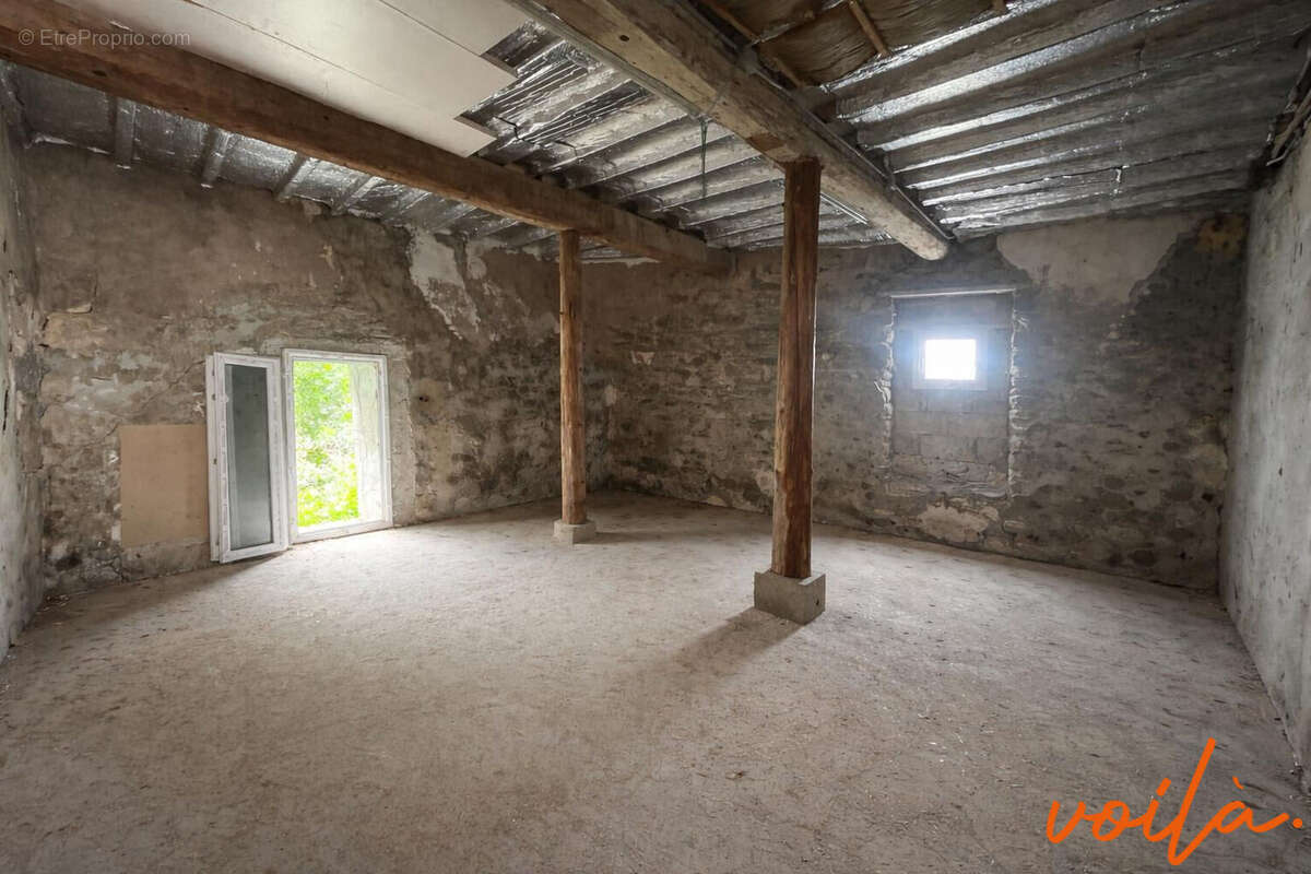 REF PETIT TRAIN5 - Appartement 4 pièces avec terrasse, cours et sous sol. - photo 12