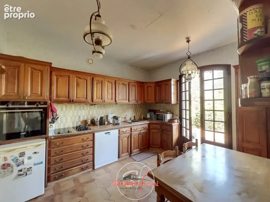 Villa de caractere - beaux volumes - piscine et terrain - photo 6