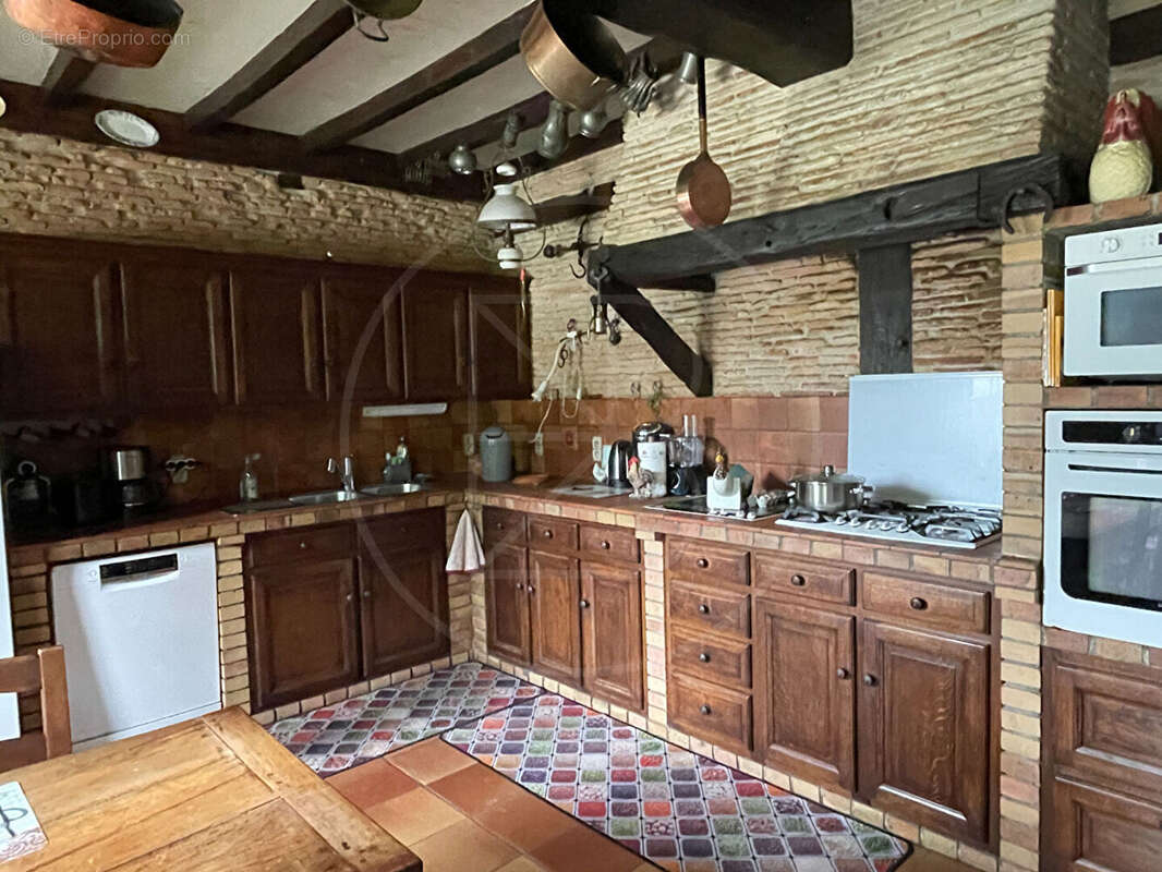 Maison à BONNEVILLE-ET-SAINT-AVIT-DE-FUMADIERES