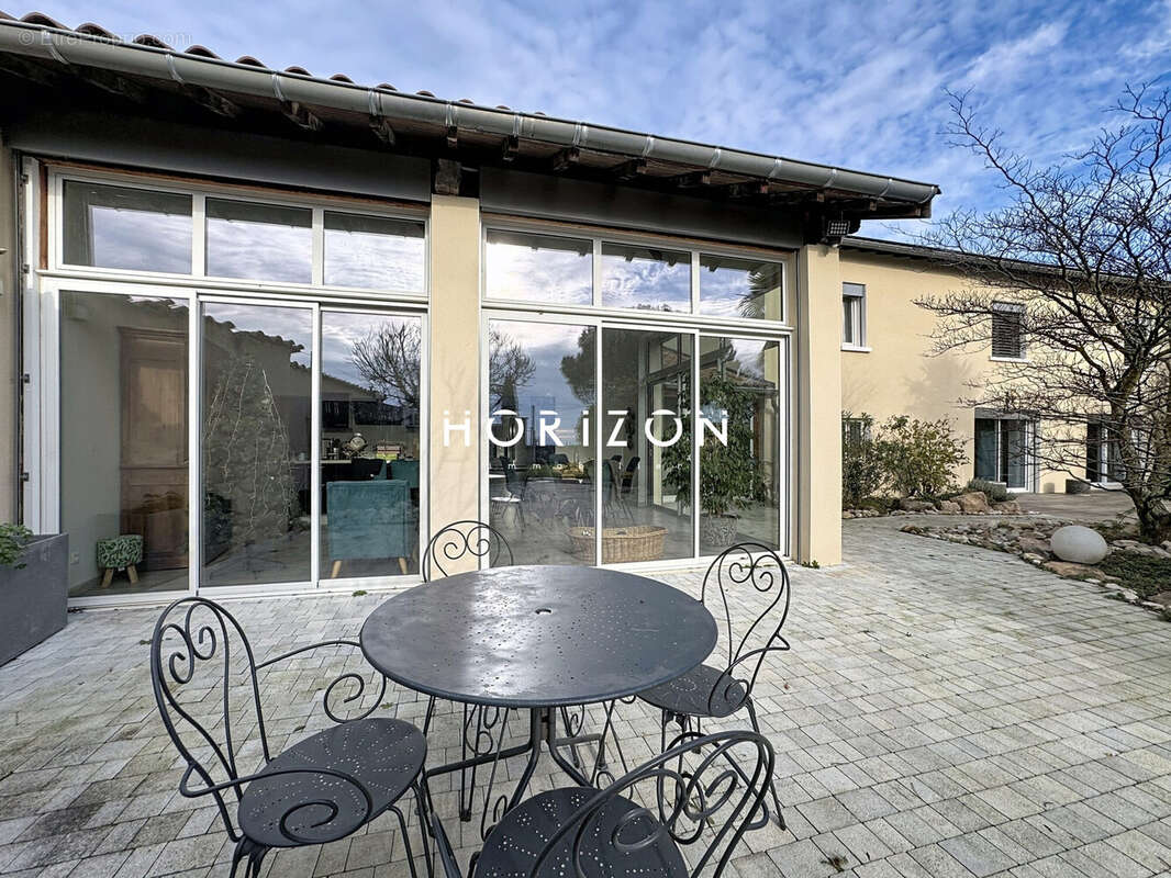 Maison à ROMANECHE-THORINS