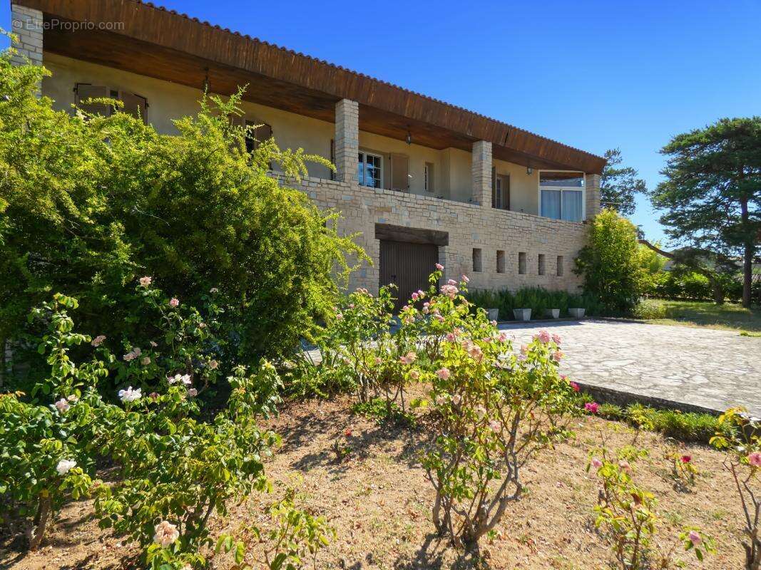Investissement en nue-propriété 99m2 et 70m2 d'ateliers et garage, terrain 2552m2 - photo 2