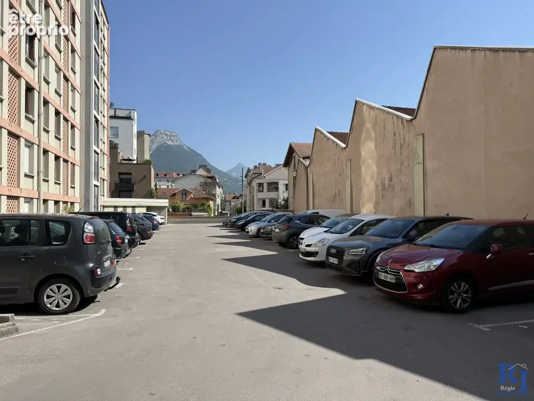 Stationnement libre pour 1 véhicule