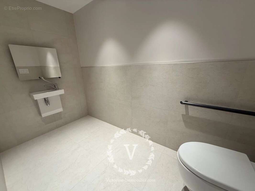 Commerce à PARIS-9E