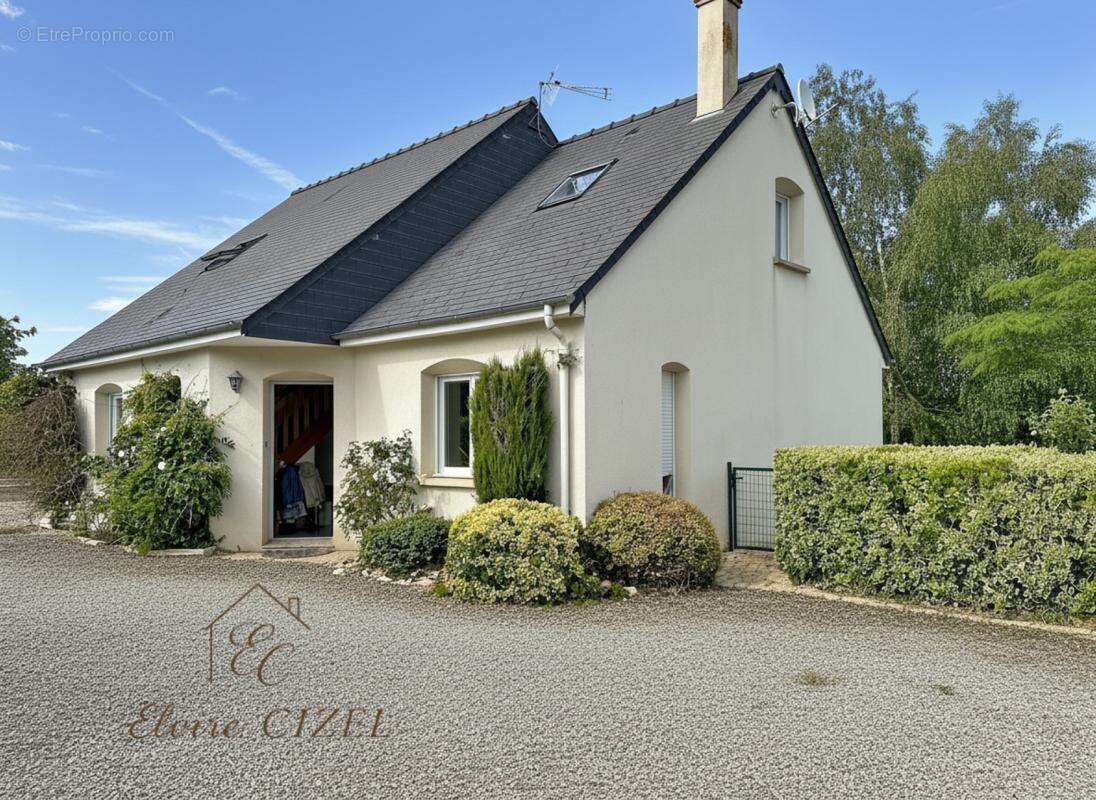 Maison à SAINT-ANTOINE-DU-ROCHER