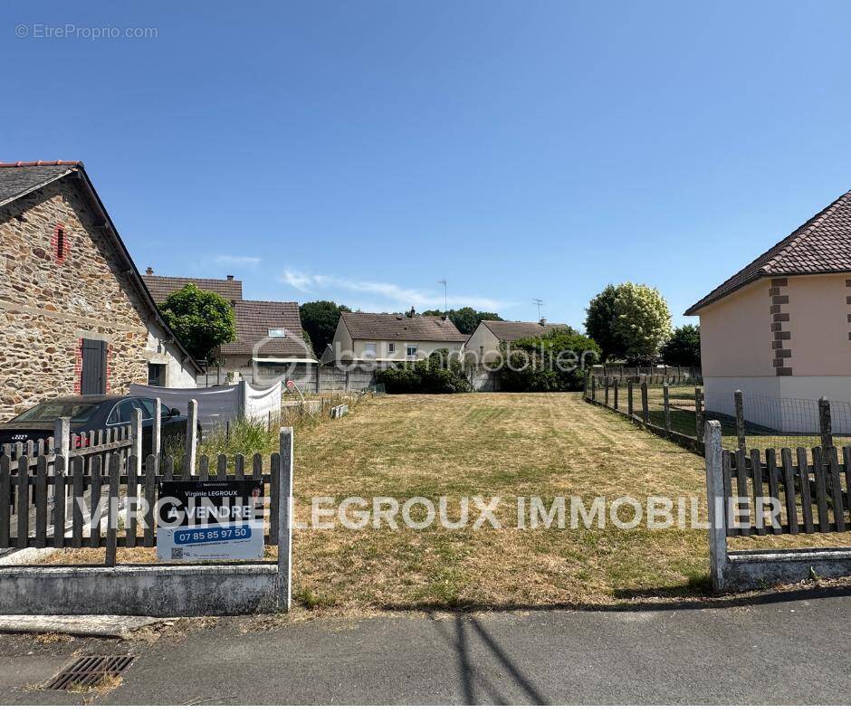 Terrain à SAINT-PIERRE-LA-COUR