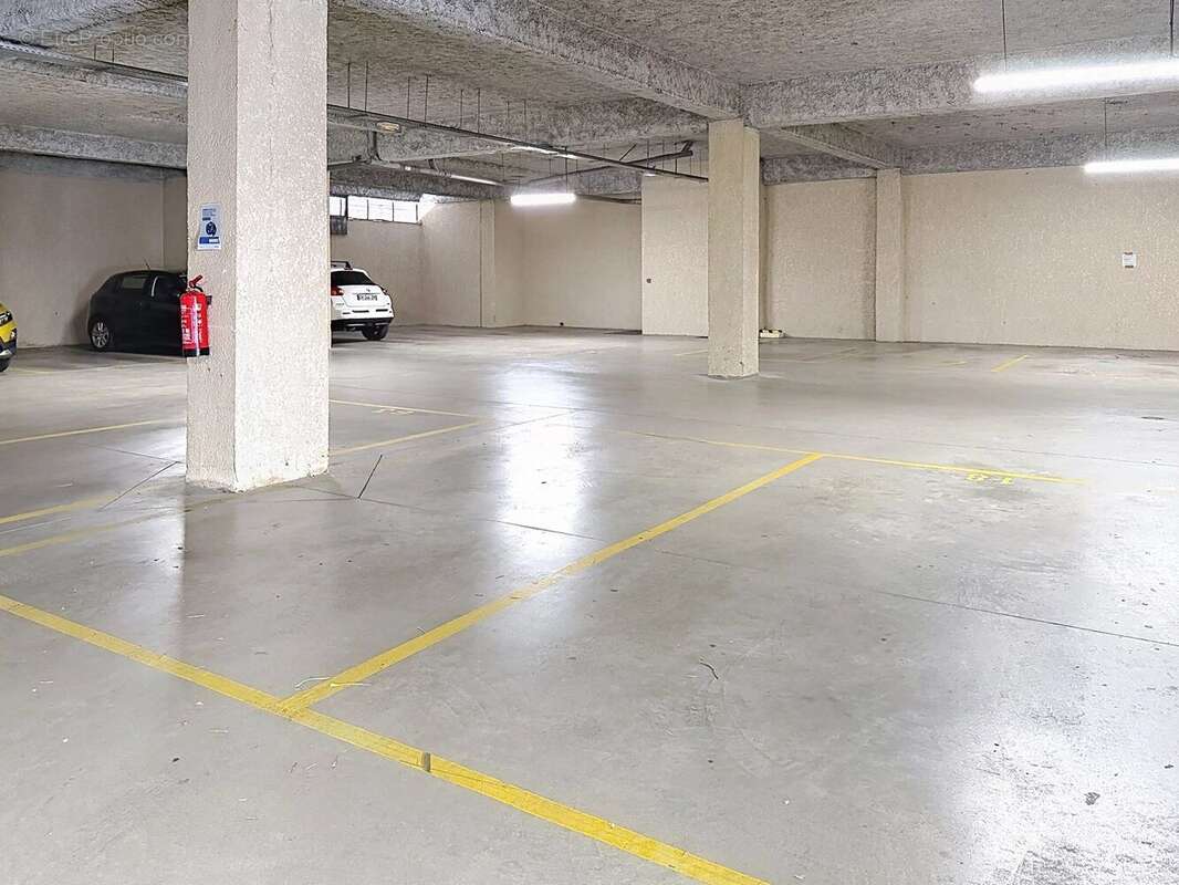 Vente Bureau-local Bourgoin-jallieu(38300) 180 000ï¿œ - photo 2