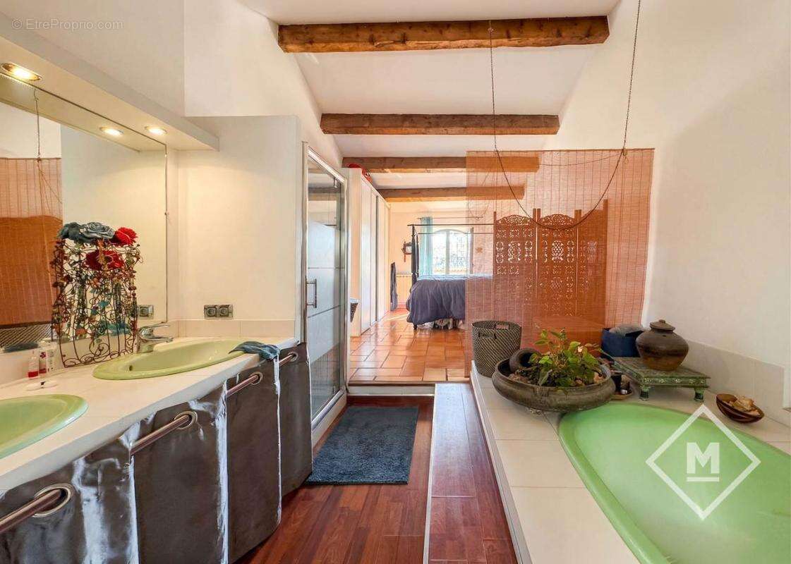 Appartement à MARSEILLE-4E