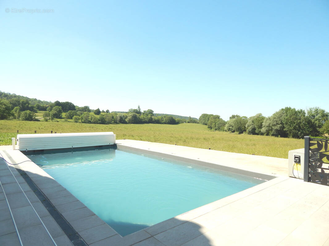 VUE PISCINE CHAUFFÉE 4 X 8 m - Maison à LONS-LE-SAUNIER