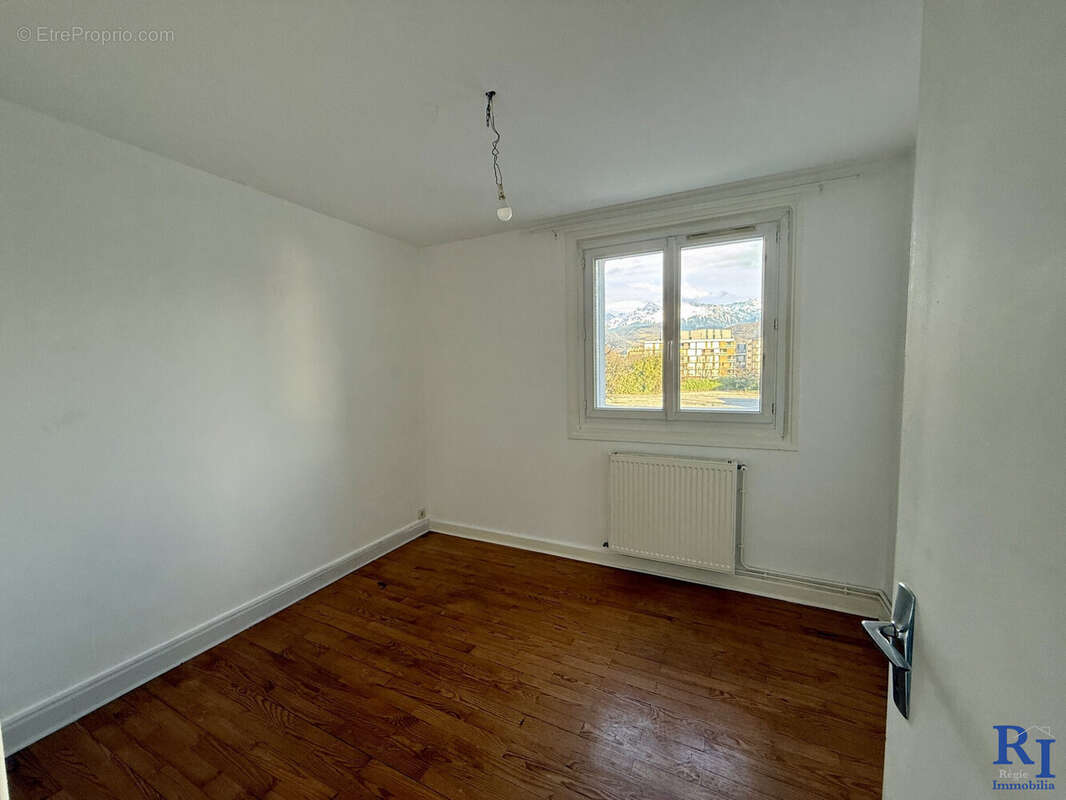 Chambre 2 - orientée Est - Appartement à GRENOBLE