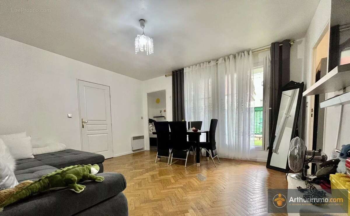Appartement à LES PAVILLONS-SOUS-BOIS