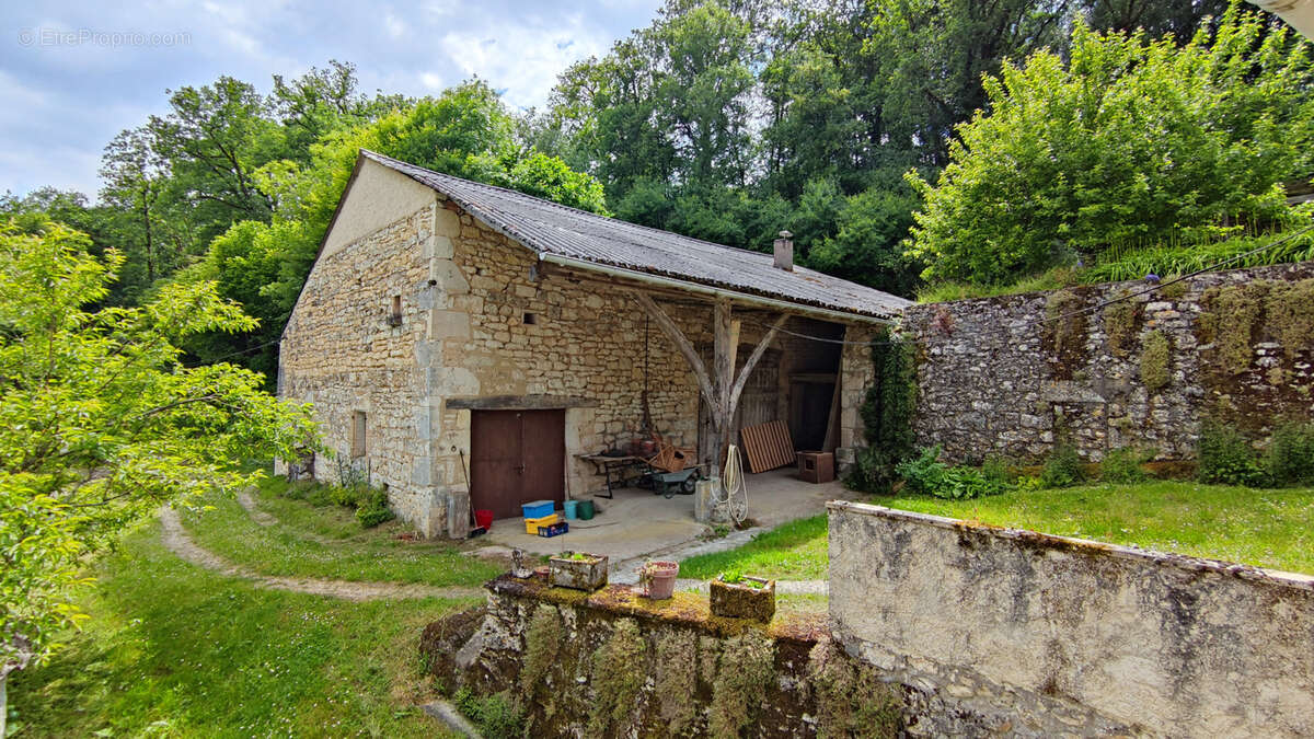 Propriété quercynoise à rénover avec dépendances et 6950 m2 terrain avec source - photo 21