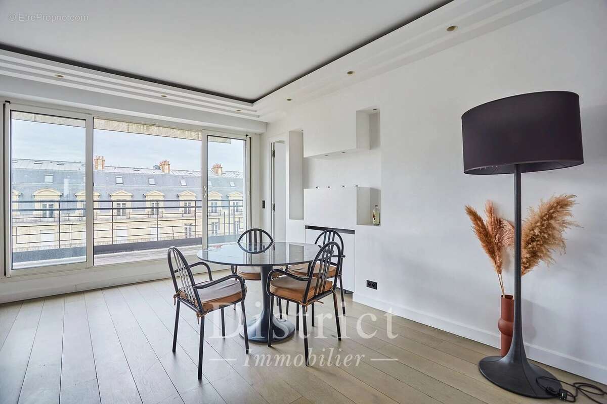 Appartement à PARIS-8E