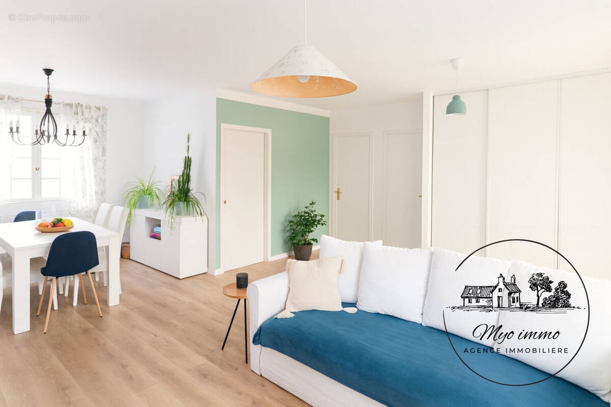 salon-séjour - Maison à SAINT-HILAIRE-DE-CHALEONS