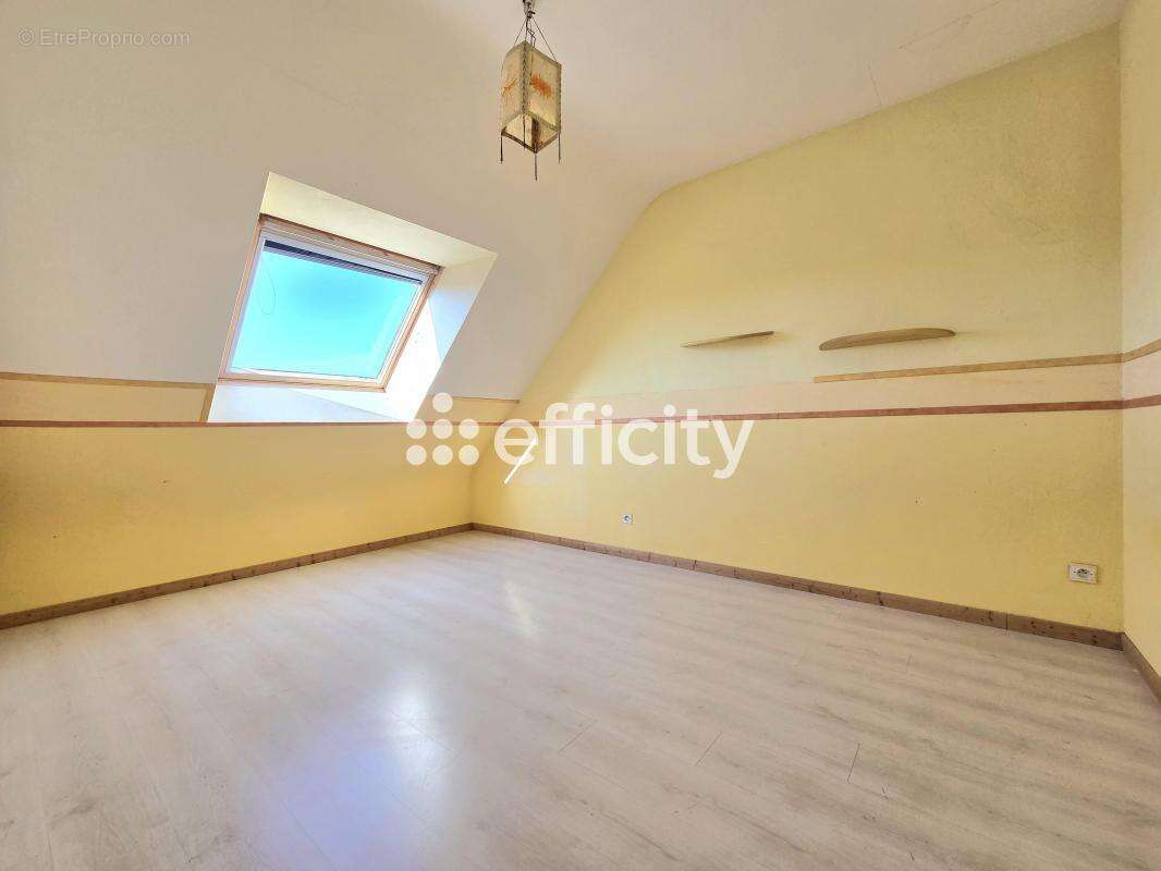 Maison 143 m² à Courtillers  - photo 13