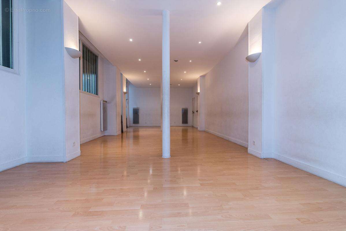 Commerce à PARIS-9E