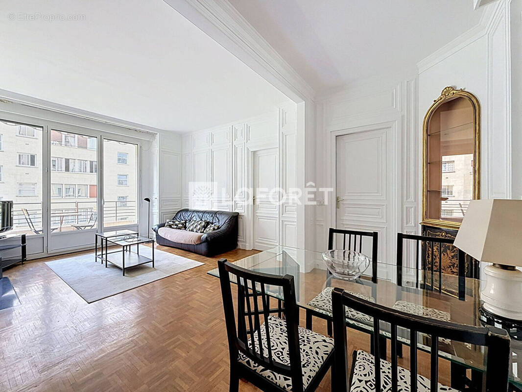 Appartement à PARIS-16E