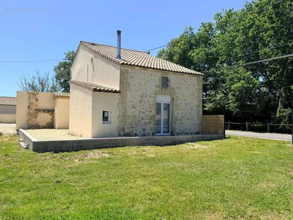 Maison à SAINT-YZAN-DE-SOUDIAC