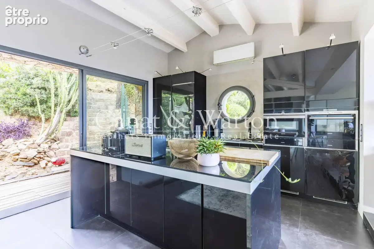 Domaine recherché de cavalaire: villa rénovée avec vue mer & piscine - photo 7