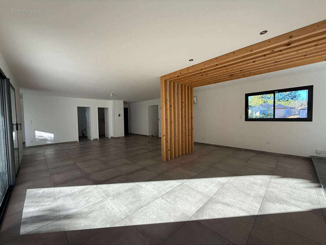 Maison à SAINT-MITRE-LES-REMPARTS