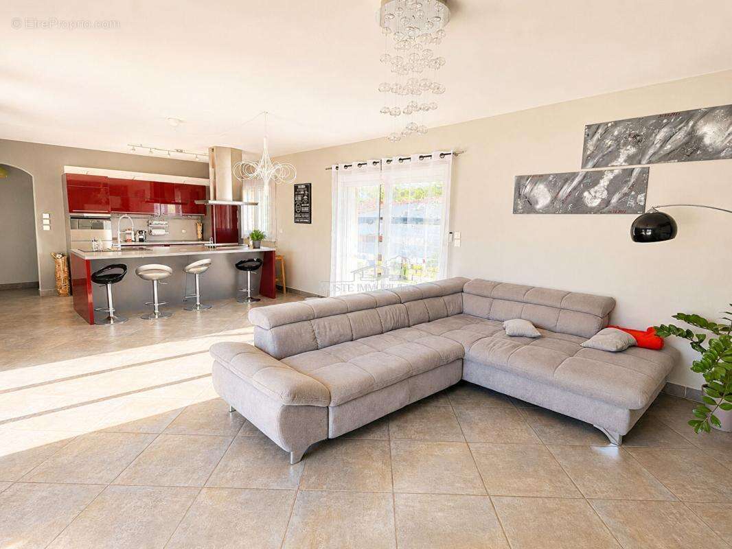 Maison Gignac-la-Nerthe 6 pièce(s) 137 m2 - photo 4
