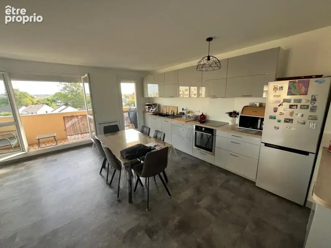 RARE F3 71m² + 2 balcons résidence du BOIS DE VAIRES. Entrée, placards, cuisine équipée ouverte sur séjour double, 1 ou 2 chambr - photo 2