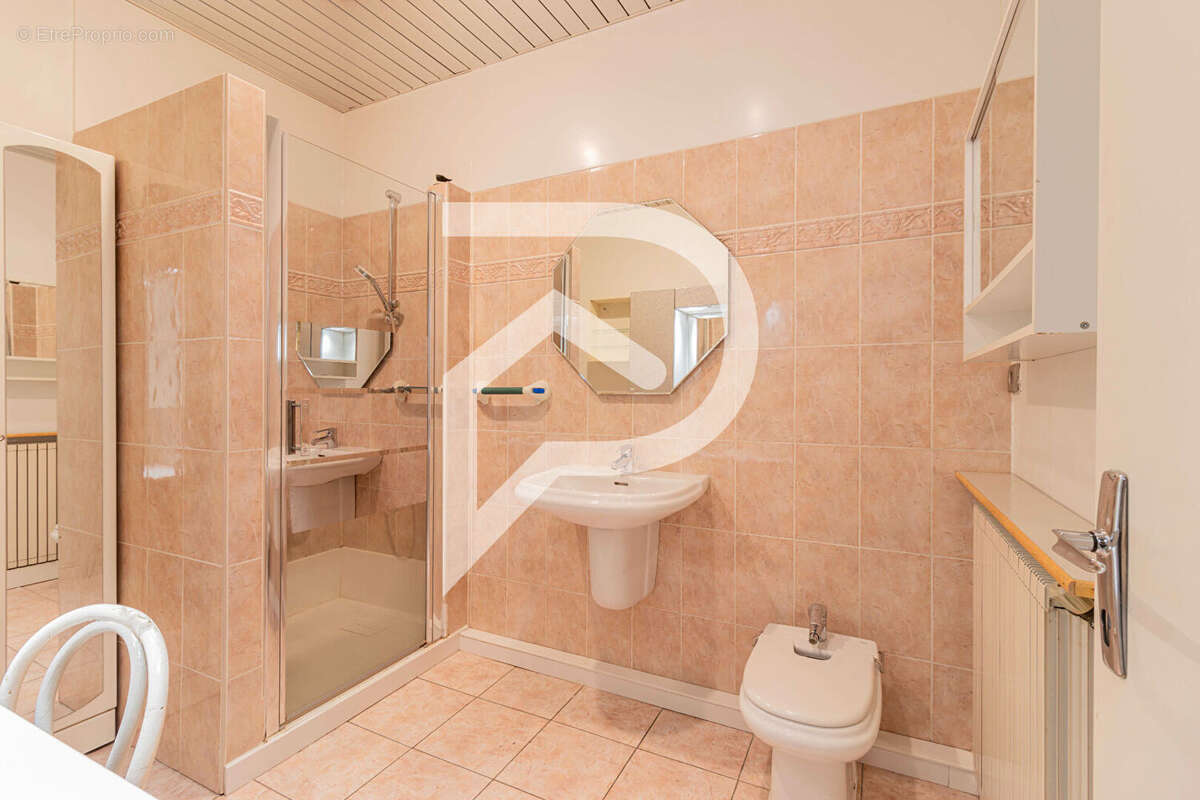 A saisir grand T3 de 75m2 dans bel immeuble ancien. - photo 5