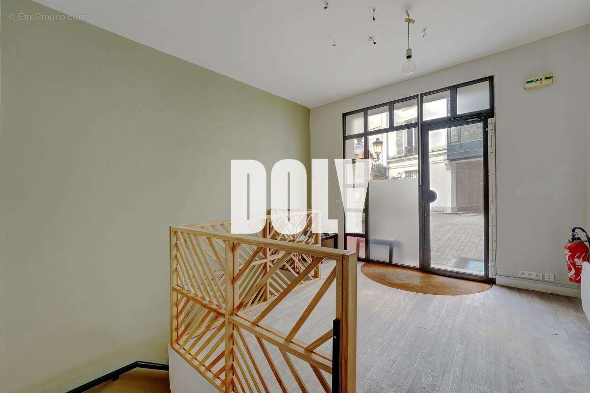 Commerce à PARIS-8E