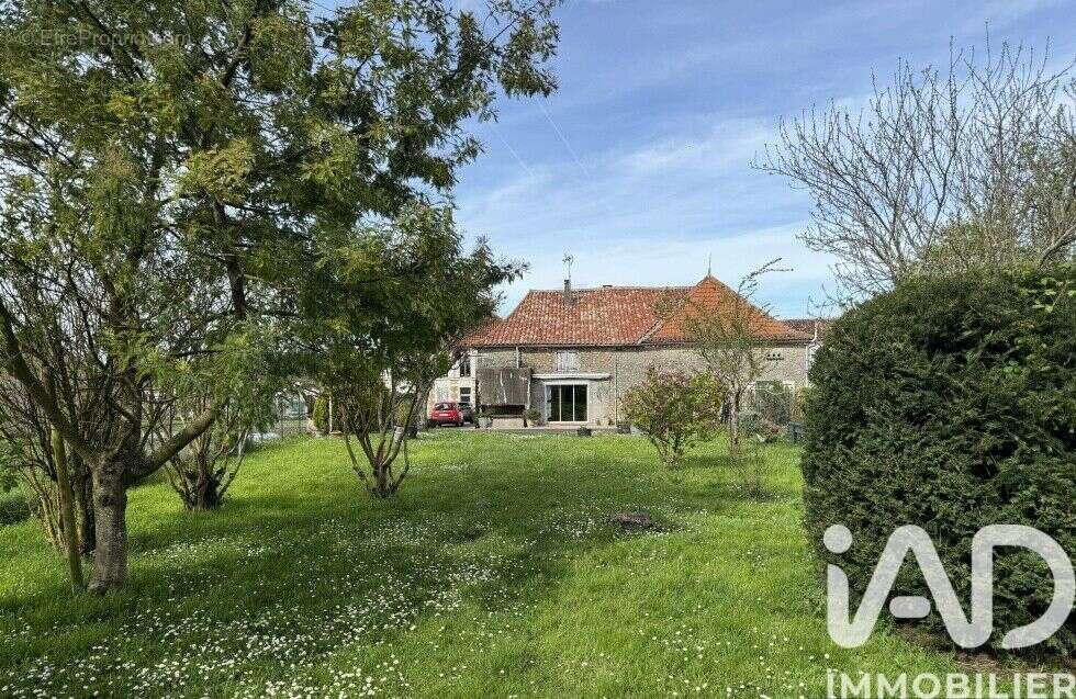 Maison 207 m² à Berneuil  - photo 3