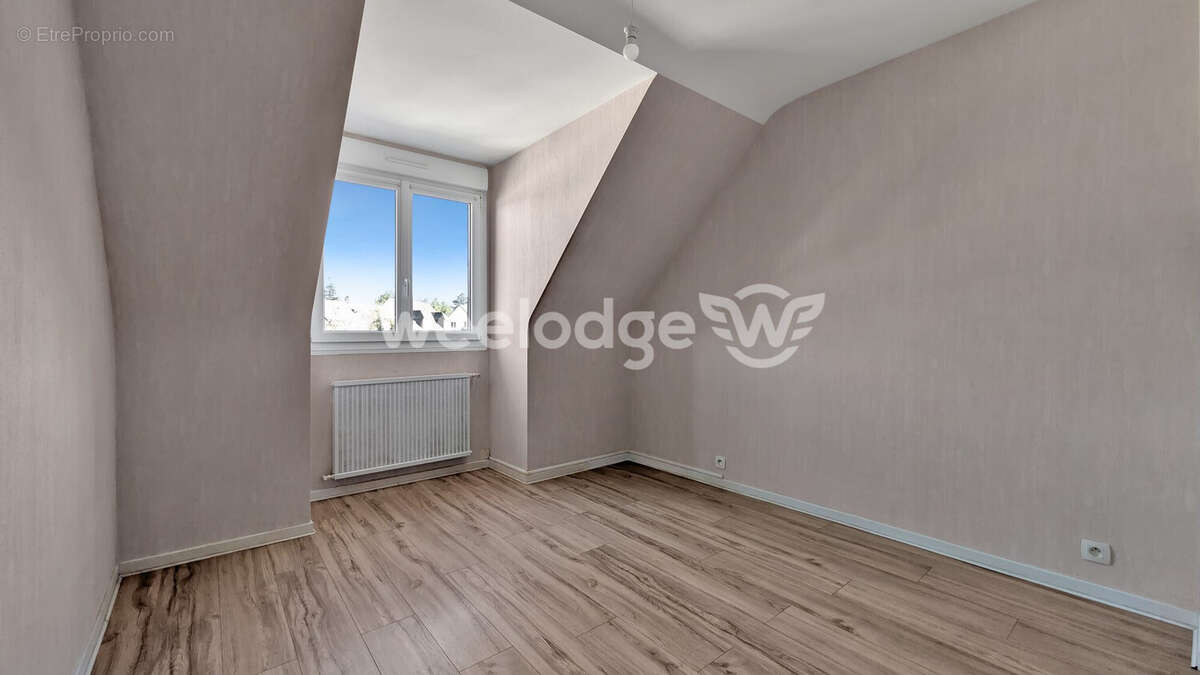 Chambre 1 avec placard - Maison à CARQUEFOU