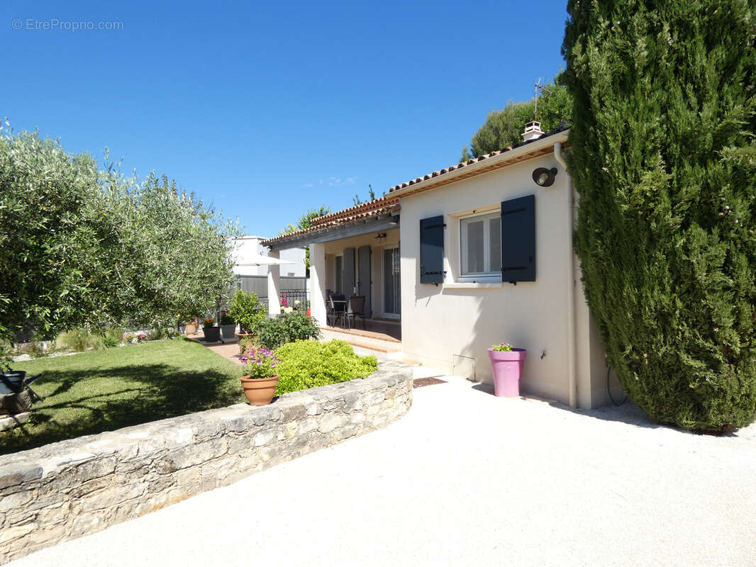 Maison à SAINT-CHAPTES