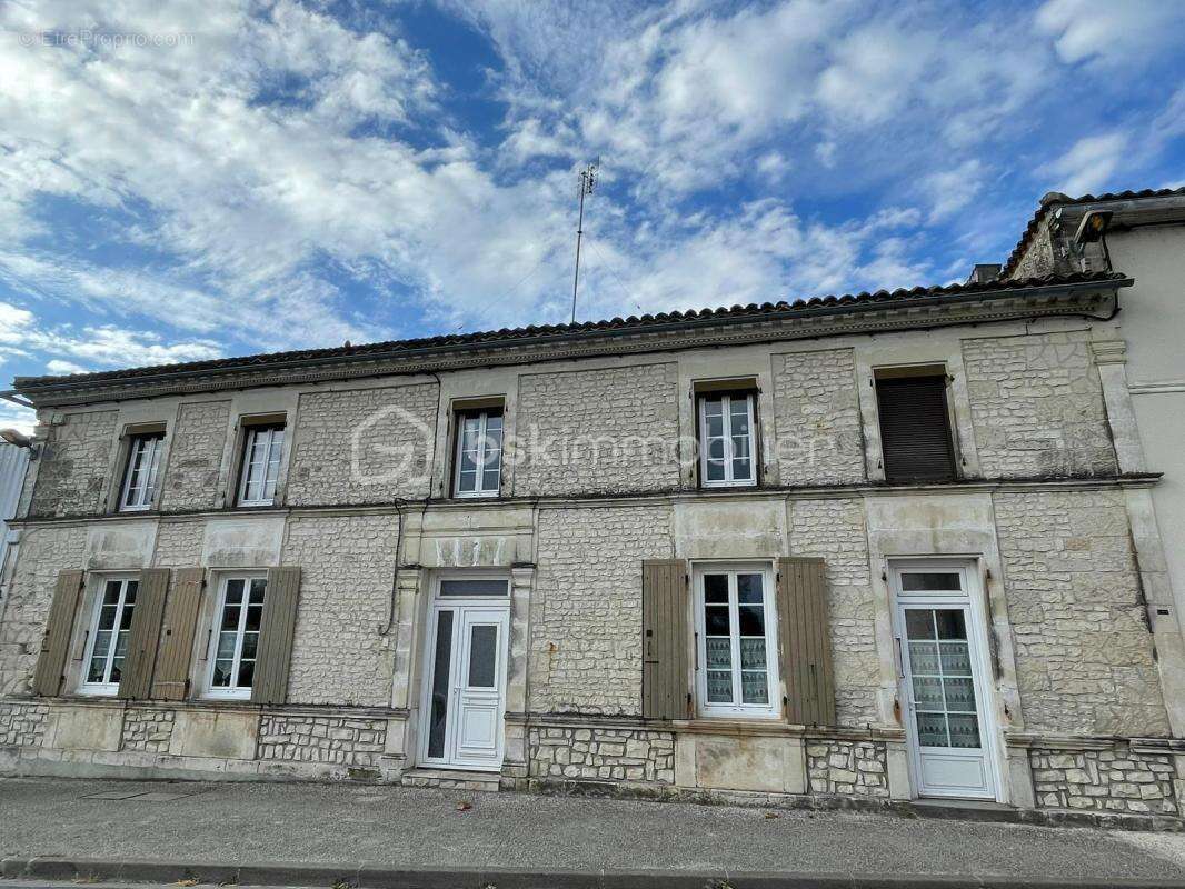 Maison à JARNAC-CHAMPAGNE
