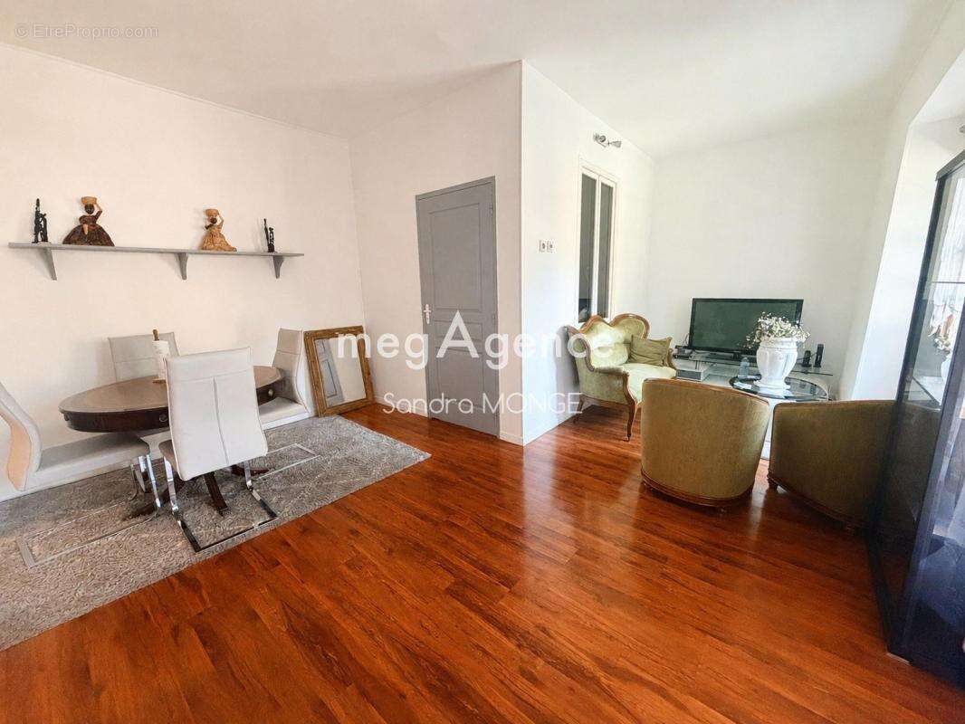 Appartement 2 pièces de 43 m² avec stationnement - photo 2