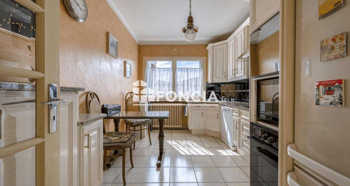 Annecy – Avenue du Rhône – Grand appartement 3 pièces de 101,89 m² avec balcon en L et vue dégagée - photo 5