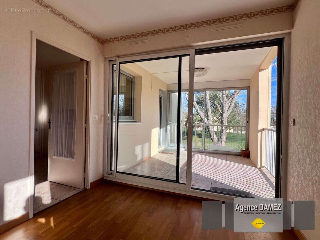 À vendre à Dourdan - Appartement 3 pièces de 75 m² avec terrasse, cave et garage, proche centre-ville et gare - photo 2