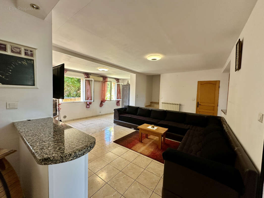 St Gilles (30): Grande Villa T5 de 117 m2 sur 253 m2 de terrain avec garage et deux parkings - photo 7
