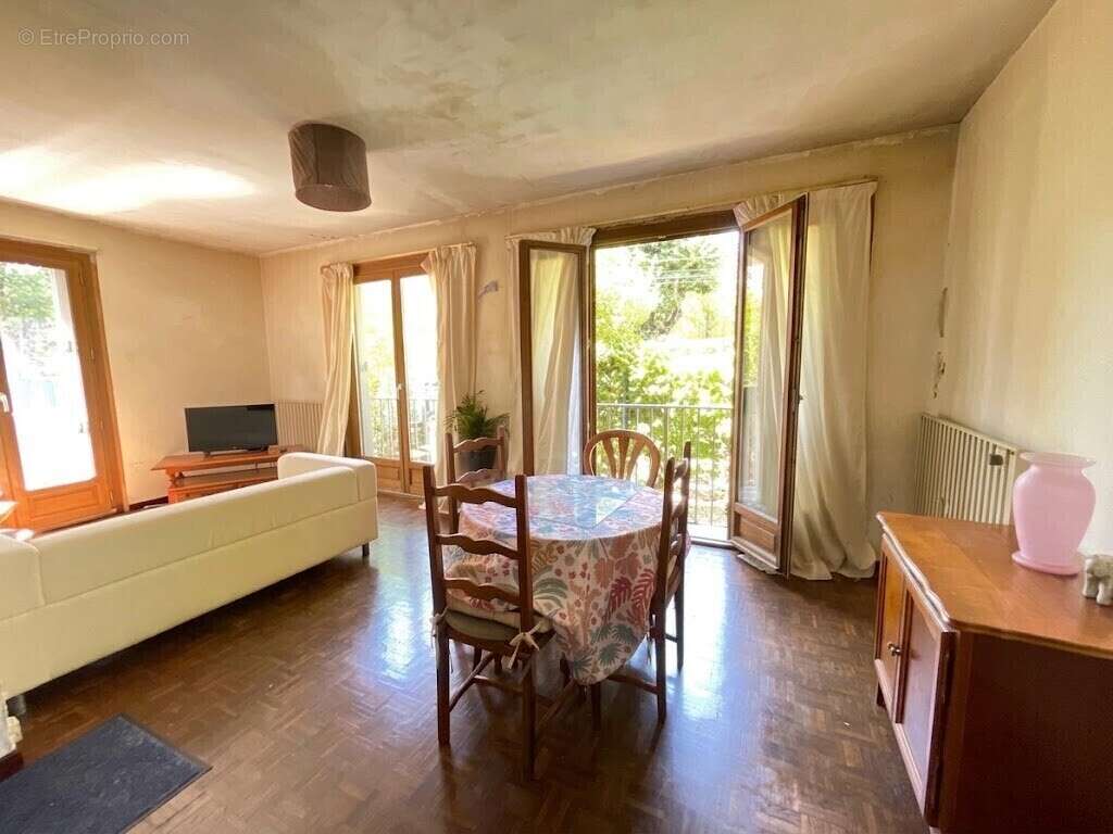 Appartement T3  de 74 m2 à rénover – Secteur Côte Pavée – Calme absolu – Parking et Cave - photo 2