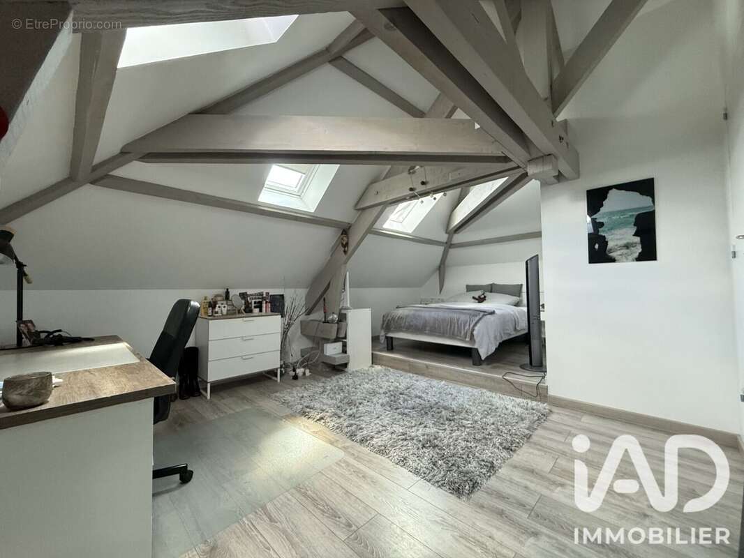 Maison 144 m² à Crecy-La-Chapelle  - photo 9