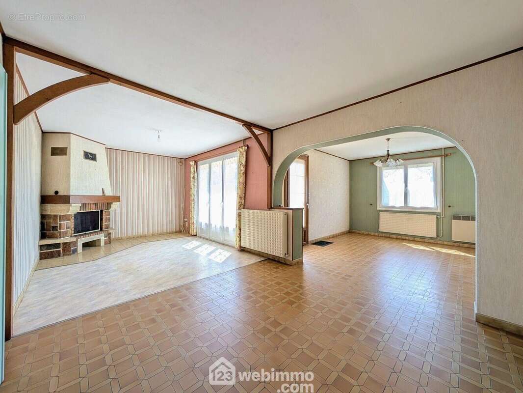 Entrée sur salon de 36 m² attenant... - Maison à CORNE