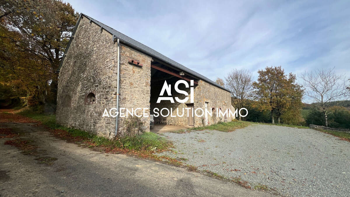 Maison à CRENNES-SUR-FRAUBEE