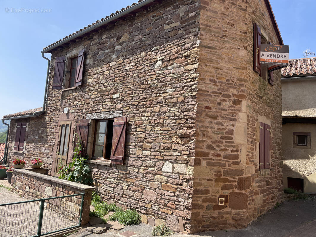 Maison à SAINT-VICTOR-ET-MELVIEU