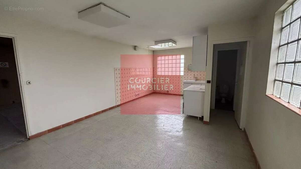 Commerce à LE MESNIL-SAINT-DENIS