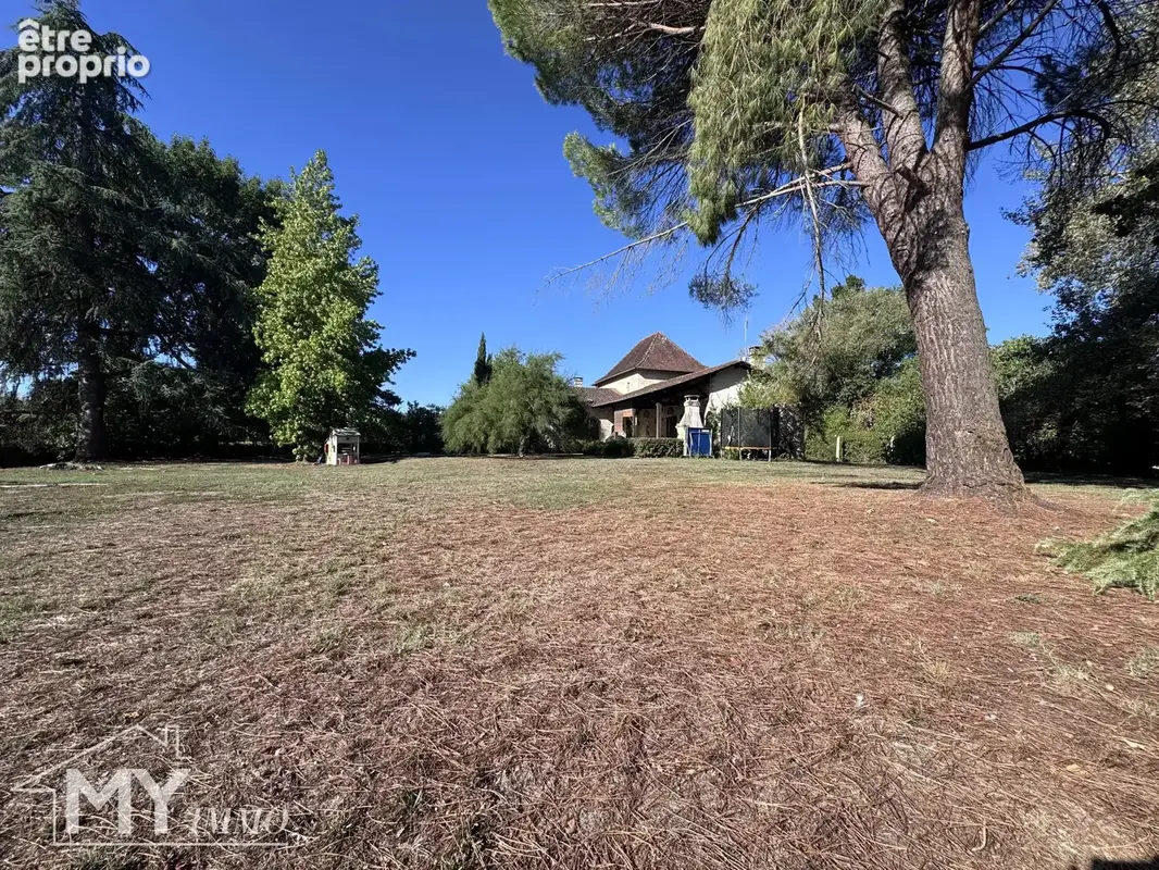 PINEUILH – Propriété d’exception de 350 m² avec piscine, au cœur d’un parc arboré de 5 500 m² et à deux pas des commodités - photo 29