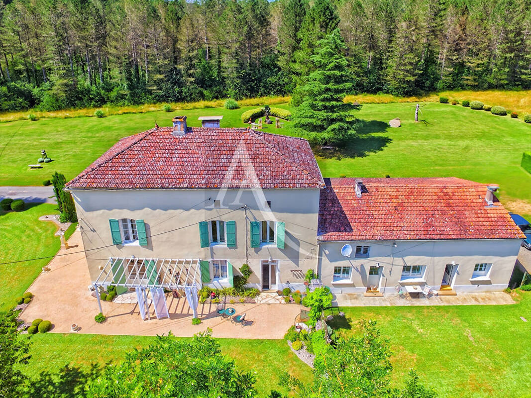 Maison à BLANQUEFORT-SUR-BRIOLANCE
