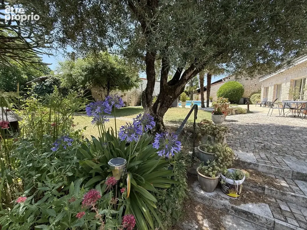 A proximité de Ruffec, magnifique maison en pierre de caractère offrant cinq chambres avec jardin, piscine et dépendances - photo 17