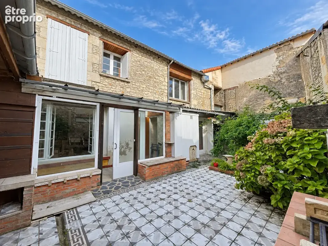 MAISON DE BOURG DE 160 M2 avec Cour et Garage. - photo 2