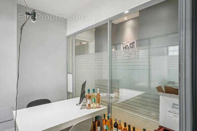 Commerce à PARIS-8E