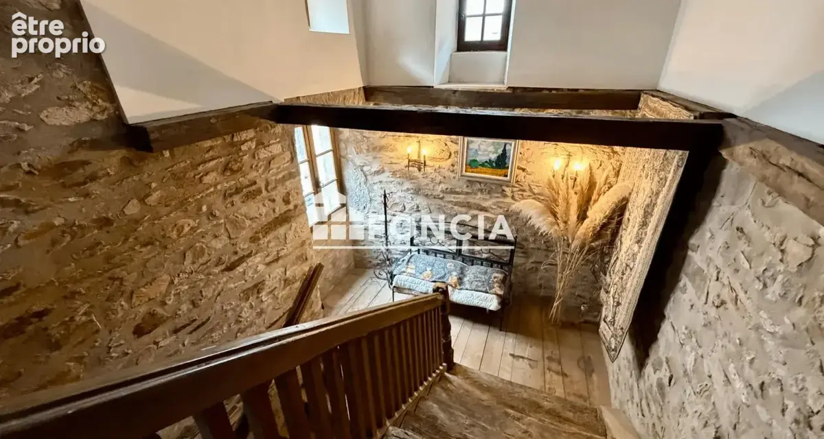  Maison de caractère du XVIᵉ siècle – 200 m² – Terrasse – Garage – Emplacement d’exception sur la place des Arcades à Sauveterre - photo 9